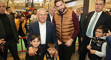 Büyükkılıç, Kumsmall AVM'de esnaf ve vatandaşlarla buluştu