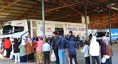 Büyükşehir Mobil Aşevi iftar öncesi sıcak yemek dağıtıyor