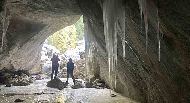Buz sarkıtlarının bulunduğu mağarada ders yaptılar