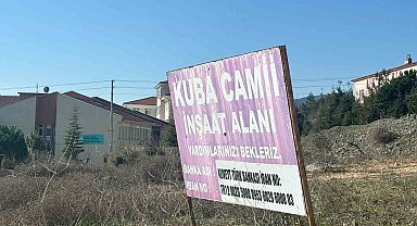 Cami inşaatından geriye tabelası kaldı