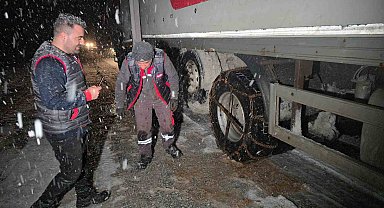 Çamlıbel Geçidi'nde kar yağışı etkili oldu, sürücüler zor anlar yaşadı