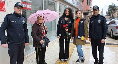 Çan Polisinden kadınlara karanfilli kutlama