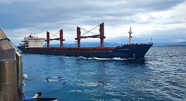 Çanakkale Boğazı'ndan geçen dökme yük gemisi makine arızası yaptı