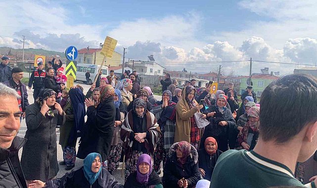 Çanakkale'de köylüler 1 kişinin öldüğü kazanın ardından yolu trafiğe kapattı