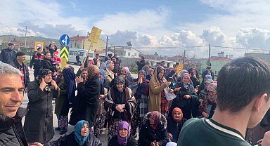 Çanakkale'de köylüler 1 kişinin öldüğü kazanın ardından yolu trafiğe kapattı