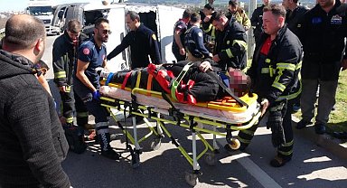 Çanakkale'de yemek taşıyan minibüs devrildi, sürücü yaralandı