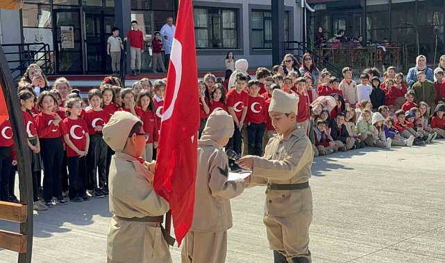 Çanakkale'yi okullarının bahçesinde canlandırdılar, büyük alkış topladılar