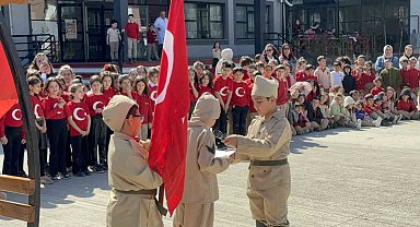 Çanakkale'yi okullarının bahçesinde canlandırdılar, büyük alkış topladılar