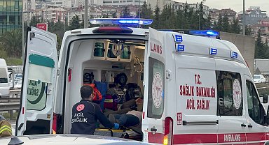 Çarpışan otomobillerden biri bariyere vurdu: 2 yaralı