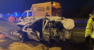 Çatalca'da hafriyat kamyonu ile otomobil çarpıştı: 5 yaralı