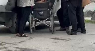 Çekmeköy'de dilencilik yapacağı yere araba ile taşınan dilenci kamerada