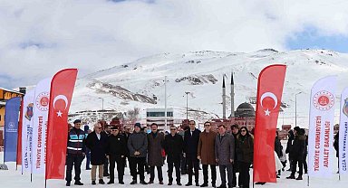 Cezaevinde annesinin yanında kalan çocuklara kayak eğitimi verildi