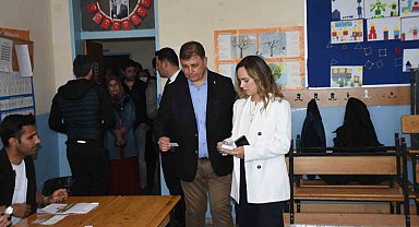 CHP'nin İzmir adayı Cemil Tugay, eşiyle birlikte oyunu kullandı