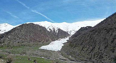 Çığ düştü, dev kar kütleleri görüntülendi
