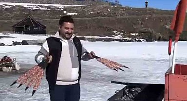 Çıldır Gölü'nde kızak arkasında kebap yaptı