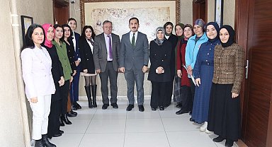 Çıldır Kaymakamı İpek, Kadınlar Gününü Karanfillerle Kutladı