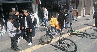 Çocuk, kontrolünden çıkan elektrikli bisikletle birlikte vitrinden içeri girdi