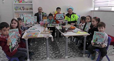 Çocuklar, İstiklal Marşı okuyarak Akif'i andı