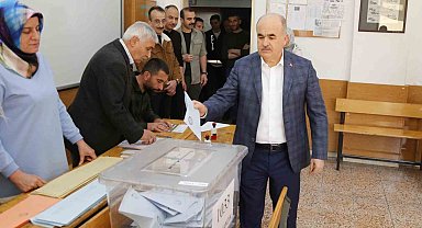 Çorum Valisi Zülkif Dağlı ve eşi Nurgül Dağlı sandık başına gitti