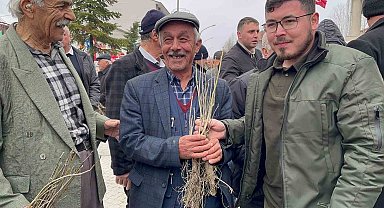 Cuma namazı çıkışında vatandaşlara 2 bin fidan dağıtıldı