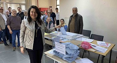 Cumhur İttifakı Çanakkale Belediye Başkan Adayı Jülide İskenderoğlu, oyunu kullandı