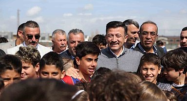 Cumhur İttifakı İzmir adayı Hamza Dağ: "Bakanlık 50 halı saha yapacaksa, biz de 50 tane yapacağız"