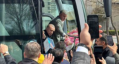 Cumhurbaşkanı Erdoğan çocuklara hediye dağıttı