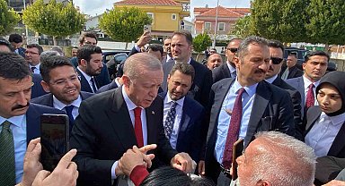 Cumhurbaşkanı Erdoğan'a cuma namazında vatandaşlardan sevgi seli