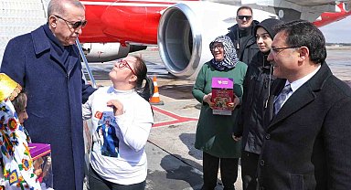 Cumhurbaşkanı Erdoğan'ı Kayseri'de Down sendromlu öğrenciler karşıladı