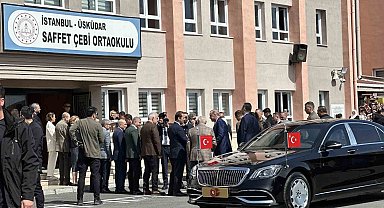 Cumhurbaşkanı Recep Tayyip Erdoğan, 31 Mart Mahalli İdareler Genel Seçimleri için oyunu kullanmak üzere Üsküdar'daki Saffet Çebi Ortaokulu'na geldi.
