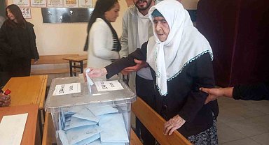 Çüngüş'te 96 yaşındaki seçmen oyunu kullandı