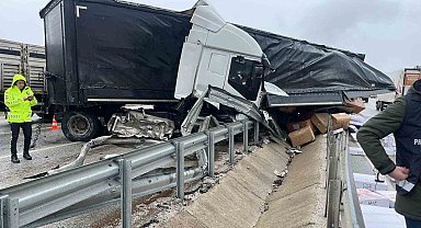 D100'de bariyerlere çarpan tırdaki 2 kişi yaralandı