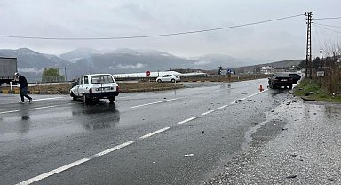 D100'de iki otomobil çarpıştı: 5 yaralı