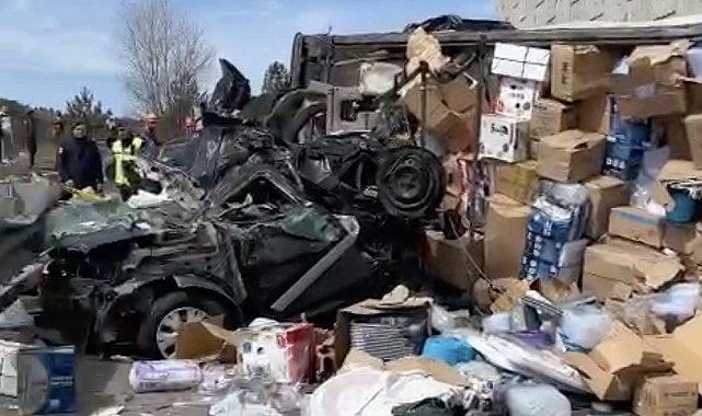 D100'de tır otomobilin üzerine devrildi: 4 ölü, 3 yaralı