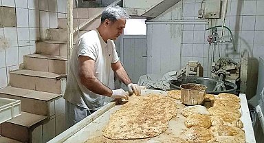 Damak çatlatan lezzetiyle bilinen haşhaşlı tahinli pideye bu yıl da ilgi yoğun