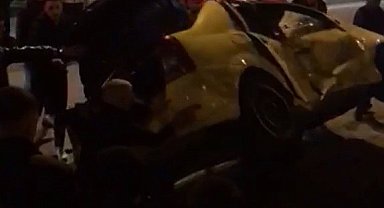 Defalarca takla atan ticari taksi, halk otobüsüne çarparak durabildi: 1 yaralı