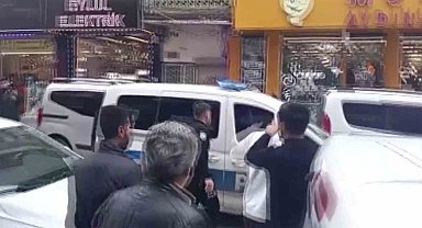 DEM Parti önünde zafer işareti gerginliği
