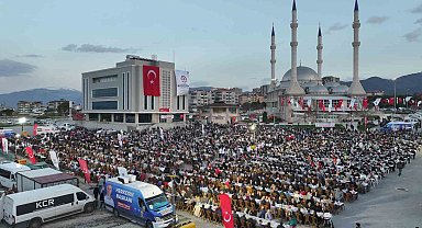 Denizli Büyükşehrin iftar sofrasında 10 bin kişi bir araya geldi
