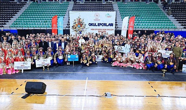 Denizli'de Halk Oyunları Şampiyonası şölene dönüştü