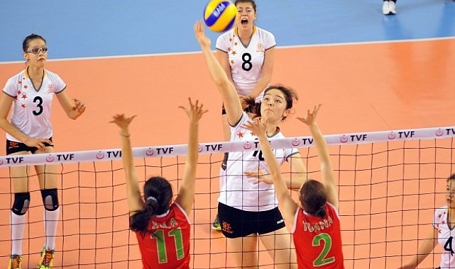 Denizli'de voleybolda yarı final heyecanı başlıyor
