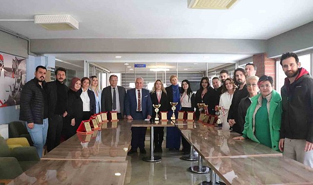 Denizli'nin kuaförleri ödüllerle kente döndü