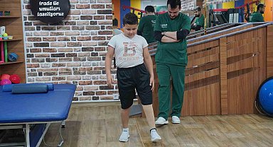 Deprem korkusuyla arabada yaşayan Hasan proteze kavuştu