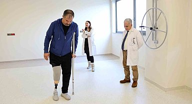 Depremde 2 evladını ve bacağını kaybeden baba, proteziyle yürümeye başladı