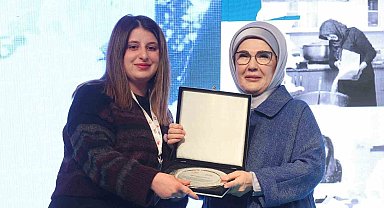 Depremde ailesini kaybedince fabrikanın başına geçen Buket: "Çalışanlarımız beni Buket olarak biliyordu ama şimdi patron olarak biliyor"