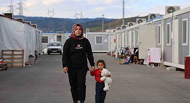 Depremde binadaki 70 kişiden 66'sı hayatını kaybetti, kurtulan ailede anne hem çocuğuna bakıyor hem çalışıyor