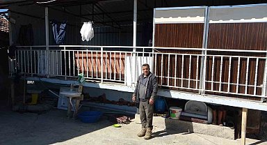 Depremde çöken evini tahtalarla güçlendirdi