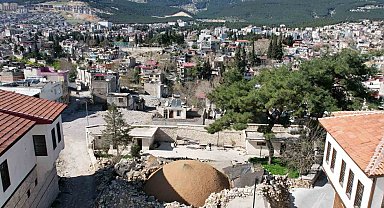 Depremde yıkılan minaredeki, Fransızların attığı top mermisi bulunamadı