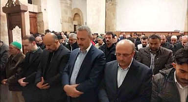 Depremden sonra restore edilen tarihi cami ilk teravihle ibadete açıldı