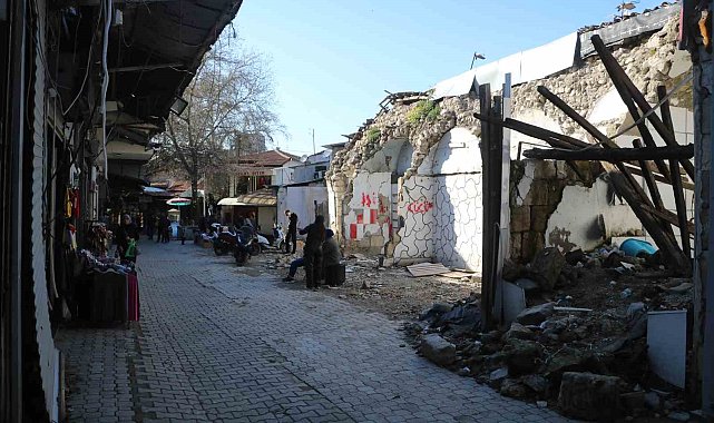 Depremin vurduğu tarihi çarşıda buruk Ramazan alışverişi