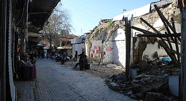 Depremin vurduğu tarihi çarşıda buruk Ramazan alışverişi